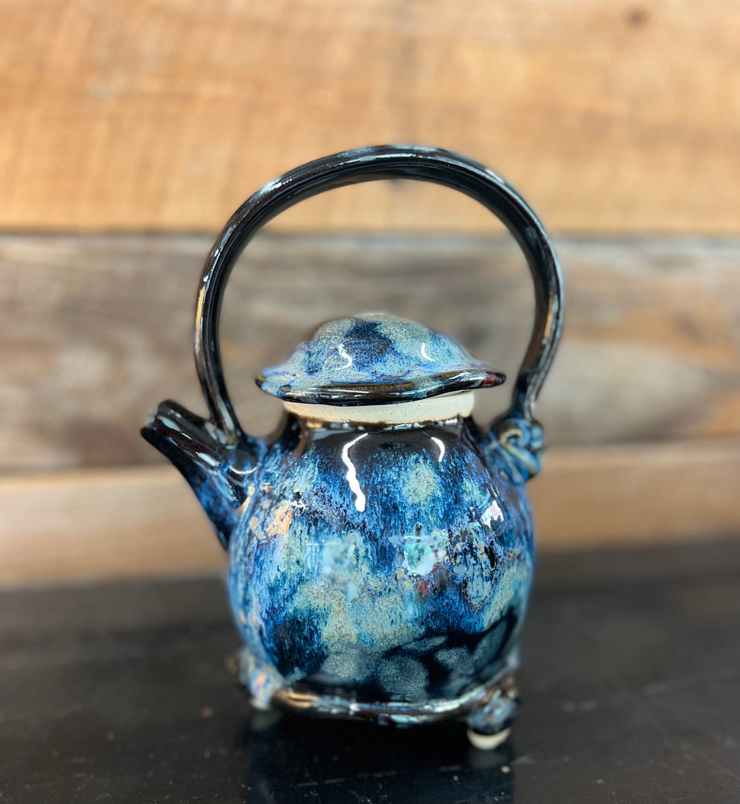 TEAPOT WITH TOP HANDLE